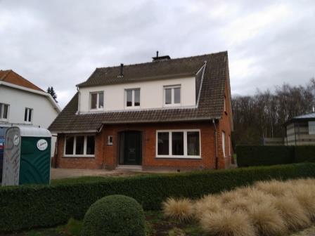 De garagepoort werd vervangen door een raam De garagepoort werd vervangen door een raam