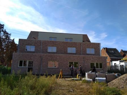 Het buitenschrijnwerk is geplaatst Een blik op de achtergevel