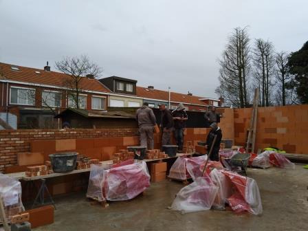 Achteraan worden garages opgetrokken Achteraan worden garages opgetrokken