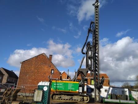 De machine voor de palenwand staat al klaar De machine voor de palenwand staat al klaar