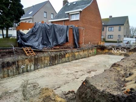 De palenwand ter bescherming van de naastliggende woning De palenwand ter bescherming van de naastliggende woning