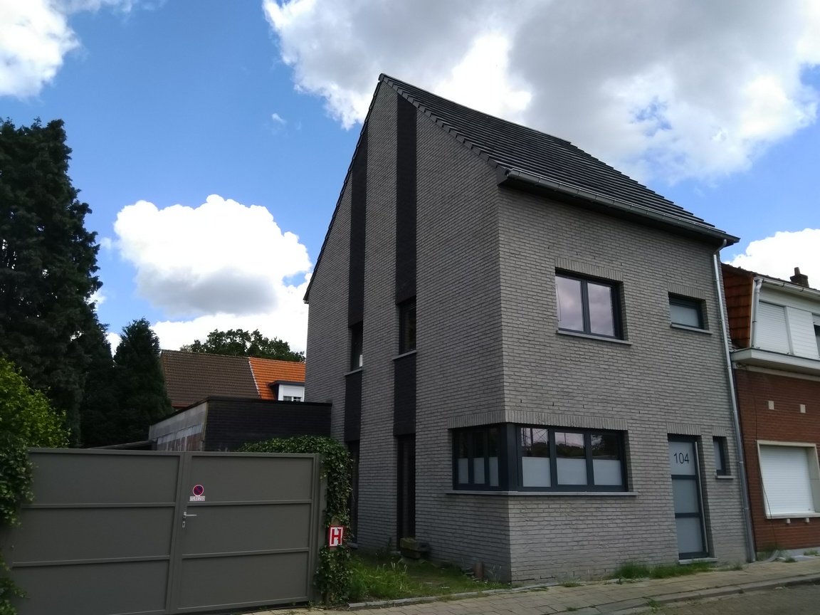 De dakwerken zijn klaar & het buitenschrijnwerk is geplaatst De dakwerken zijn klaar & het buitenschrijnwerk is geplaatst