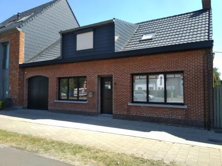 Ook in de voorgevel werd het buitenschrijnwerk vernieuwd