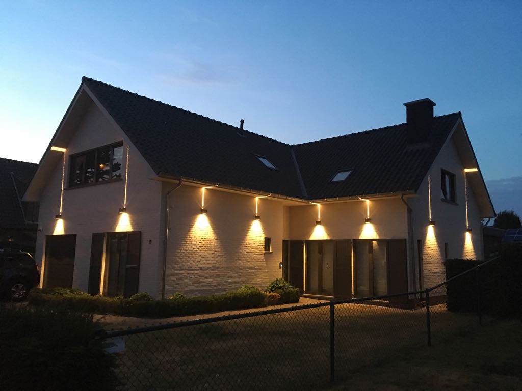 's Avonds geeft de buitenverlichting een speciaal effect 's Avonds geeft de buitenverlichting een speciaal effect