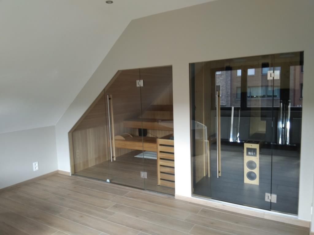 De pronkruimte van de woning : de sauna met ernaast de infra-rood cabine De pronkruimte van de woning : de sauna met ernaast de infra-rood cabine