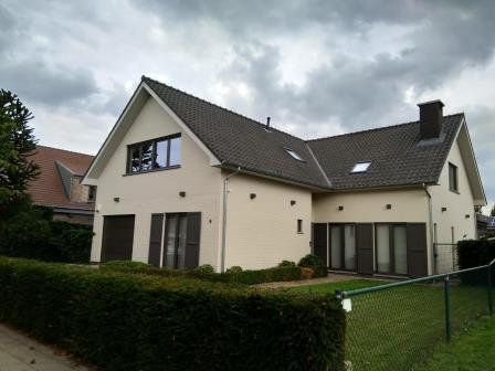 Het eindresultaat na het schilderen van de volledige woning Het eindresultaat na het schilderen van de volledige woning