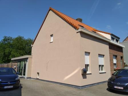 De gevels van de voorbouw werden eveneens vernieuwd. De gevels van de voorbouw werden eveneens vernieuwd.