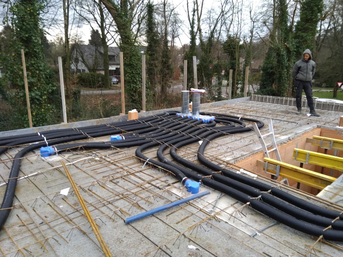De ventilatieleidingen in de vloerplaat De ventilatieleidingen in de vloerplaat