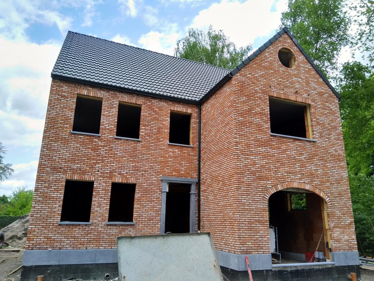 De ruwbouw is klaar, nu is het wachten op het buitenschrijnwerk De ruwbouw is klaar, nu is het wachten op het buitenschrijnwerk