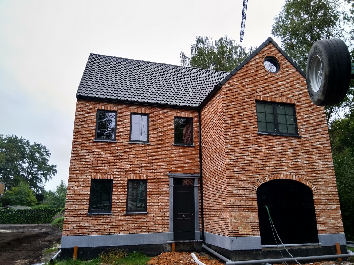 Het buitenschrijnwerk is geplaatst Het buitenschrijnwerk is geplaatst