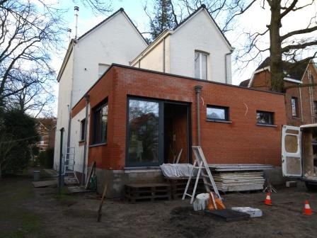 Het buitenschrijnwerk is geplaatst