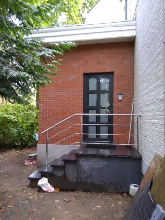 De afgewerkte uitbouw aan de voorgevel De afgewerkte uitbouw aan de voorgevel
