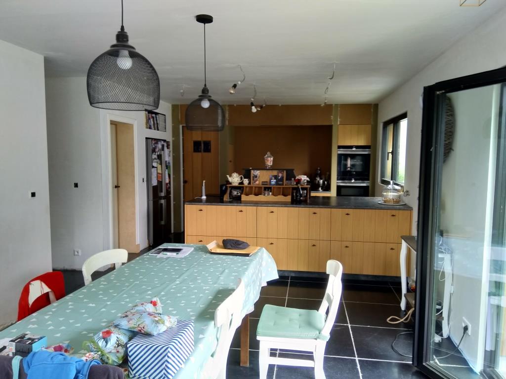 De nieuwe keuken met vooraan de eethoek De nieuwe keuken met vooraan de eethoek