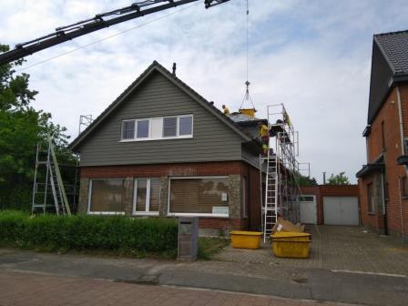Plaatsing dakpannen op het nieuwe dak Plaatsing dakpannen op het nieuwe dak