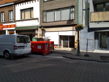 De bekleding van de voorgevel werd verwijderd De bekleding van de voorgevel werd verwijderd