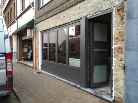 Het buitenschrijnwerk is geplaatst Het buitenschrijnwerk is geplaats