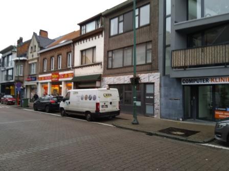 De isolatie tegen de voorgevel is geplaatst De isolatie tegen de voorgevel is geplaatst