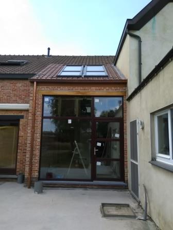 Het buitenschrijnwerk is geplaatst Het buitenschrijnwerk is geplaatst