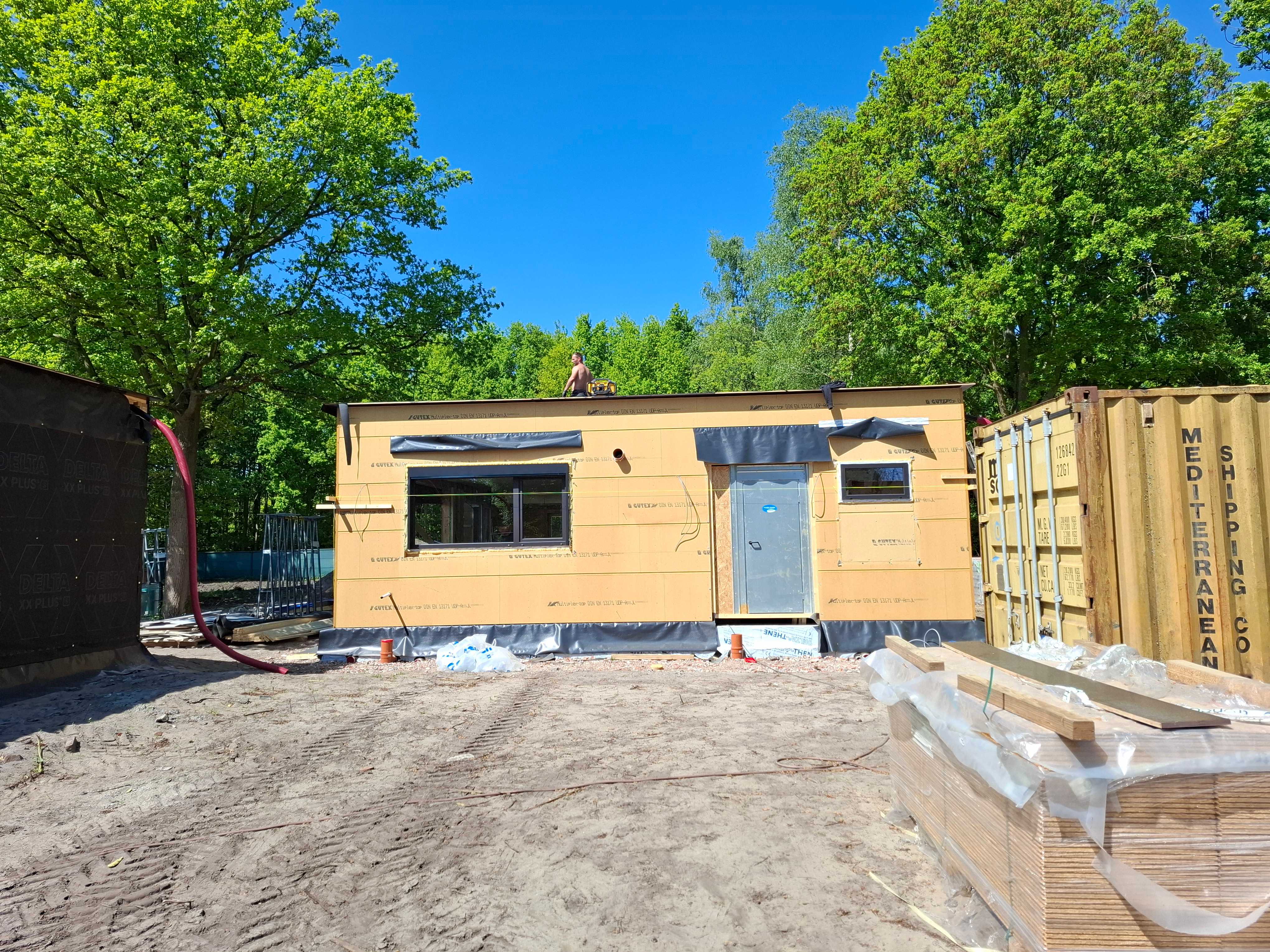 Het buitenschrijnwerk van de woning is geplaatst Het buitenschrijnwerk van de woning is geplaatst