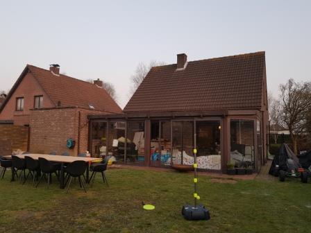Voor de verbouwing, met achteraan de oude veranda Voor de verbouwing, met achteraan de oude veranda