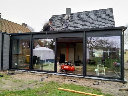 De nieuwe tuinkamer begint vorm te krijgen De nieuwe tuinkamer begint vorm te krijgen