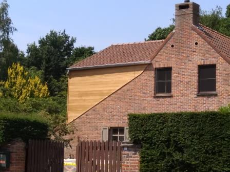 De nieuwe uitbouw vanop straat gezien De nieuwe uitbouw vanop straat gezien