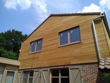 De nieuwe uitbouw vanop zij gezien De nieuwe uitbouw van de zijkant gezien